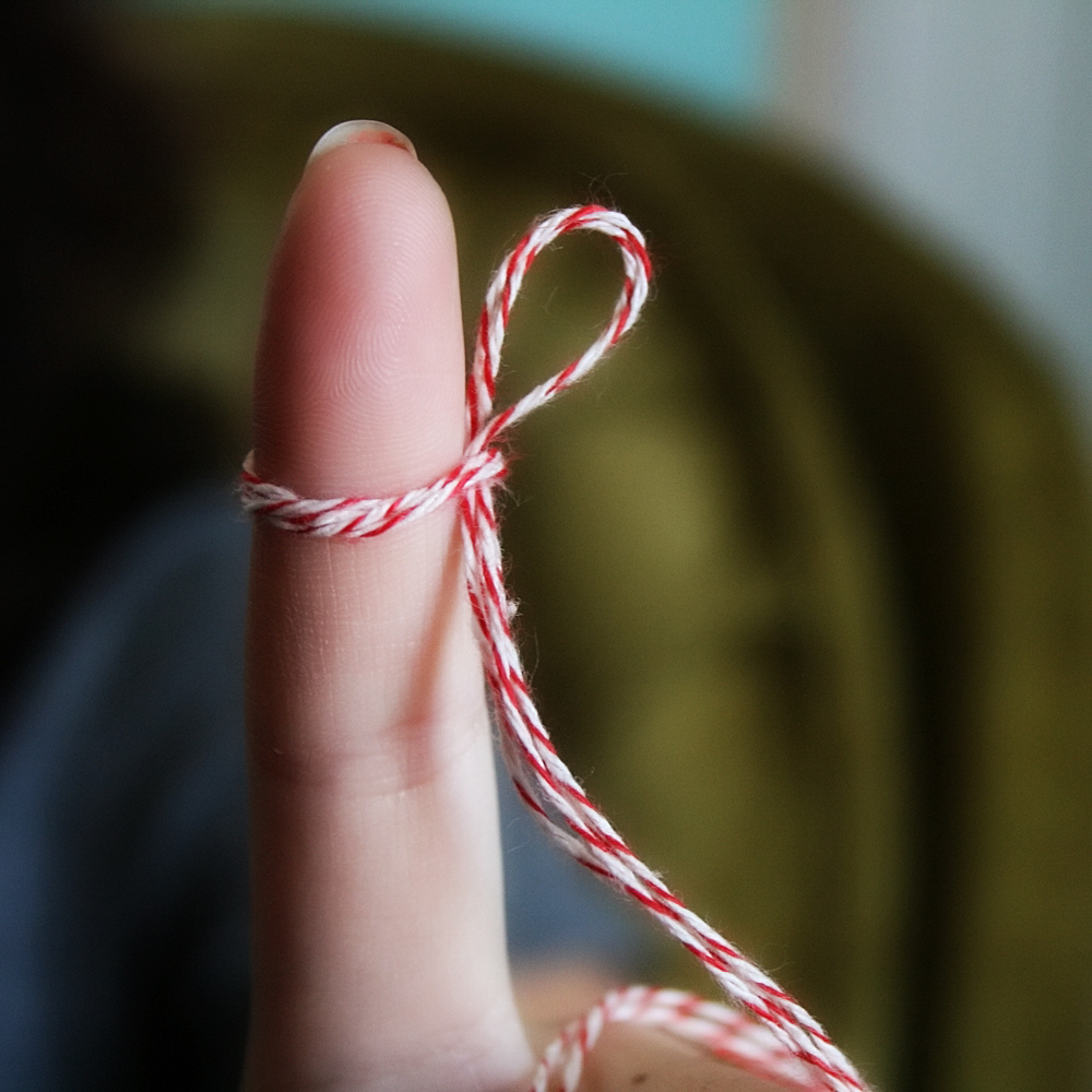 Reminder knot on finger